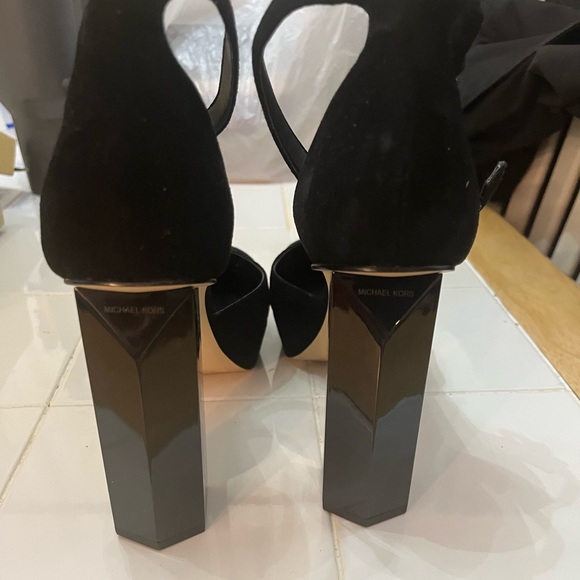 Micheal Kors Petra closed toe - Picture 2 of 5